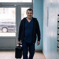 Лікар із медичною валізою